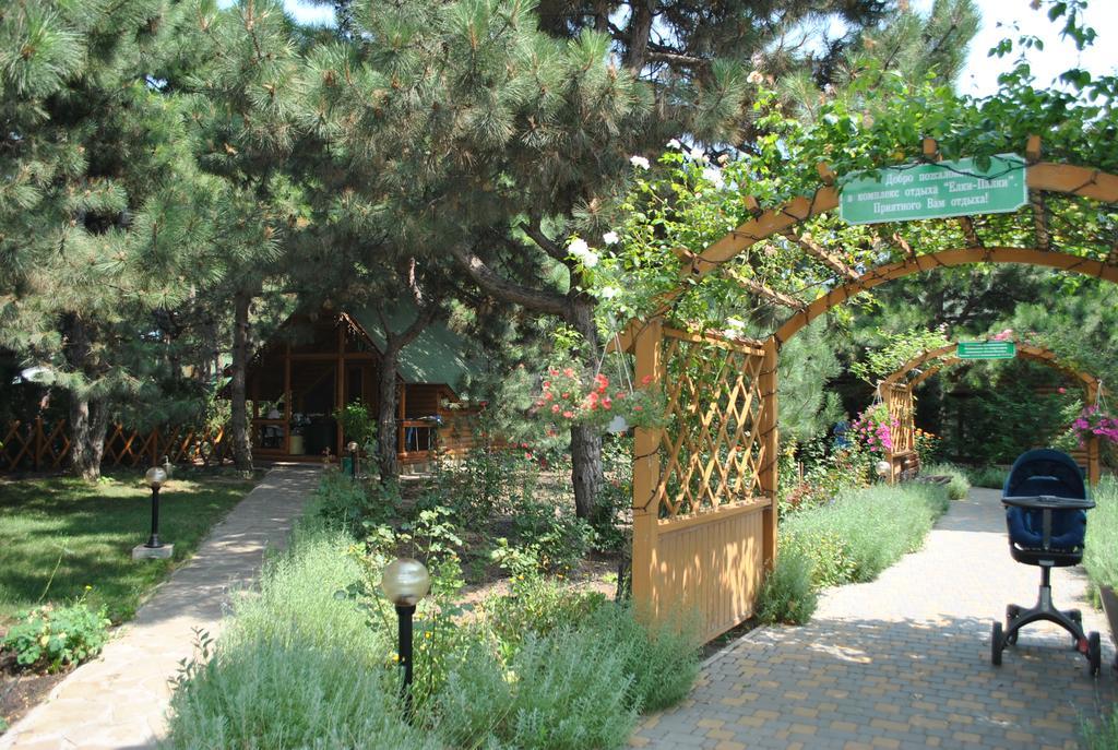 Kompleks Otdykha Elki-Palki Burlach'ya Balka Exterior foto